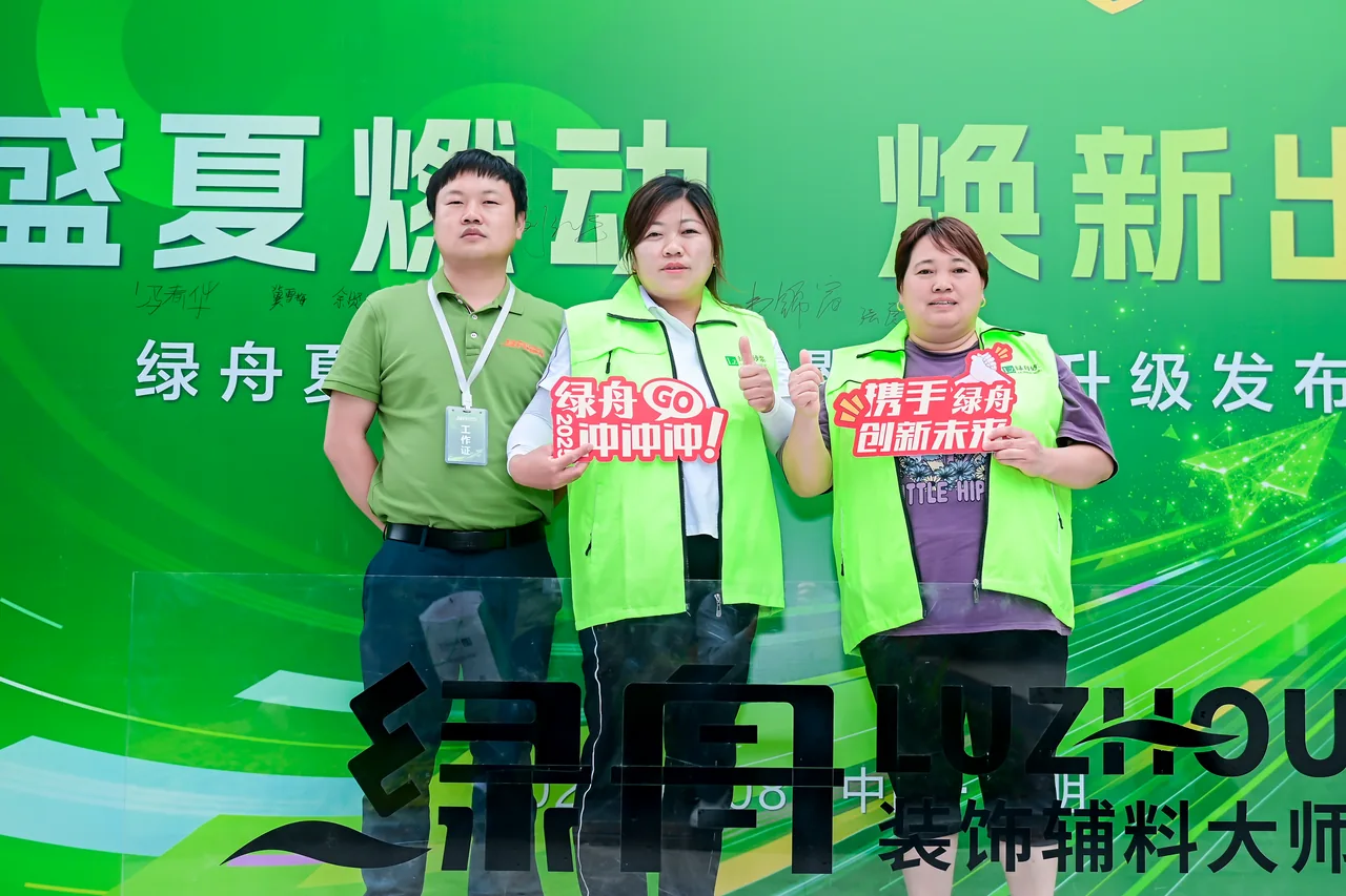 订货会现场,参会伙伴在产品展示区交流