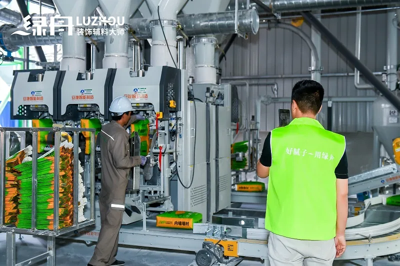 绿舟生产基地包装产线上的设备与工作人员