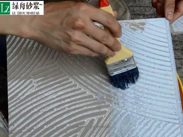 瓷砖胶施工误区别踩雷,别等刮完才敲砖