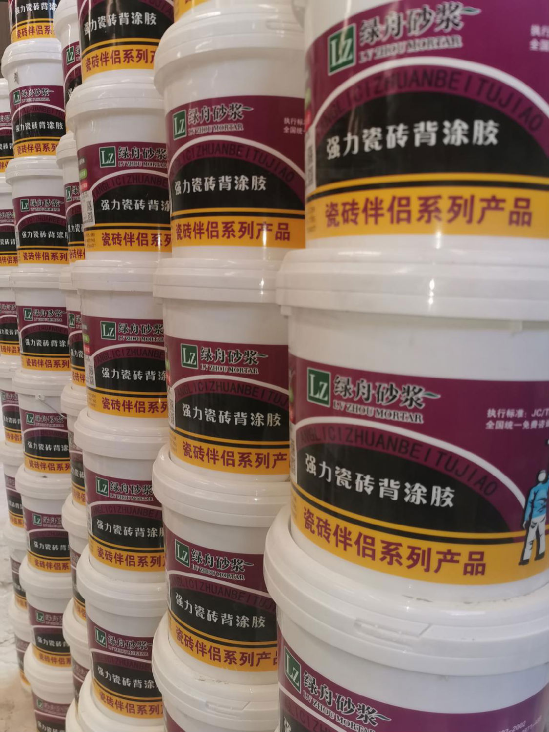 瓷砖上墙要不要刷瓷砖背胶呢?